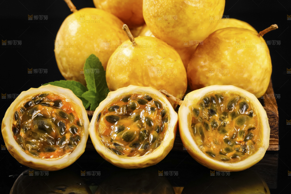 深底上摆放着西番莲
