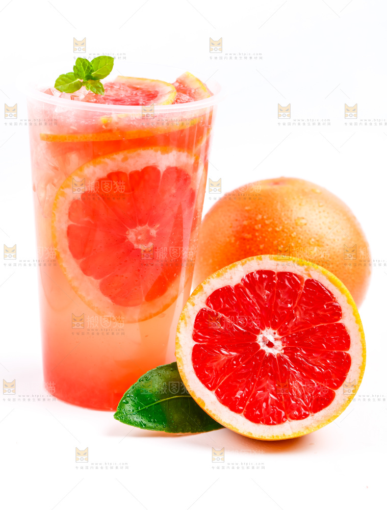 杯子里装着西柚果汁