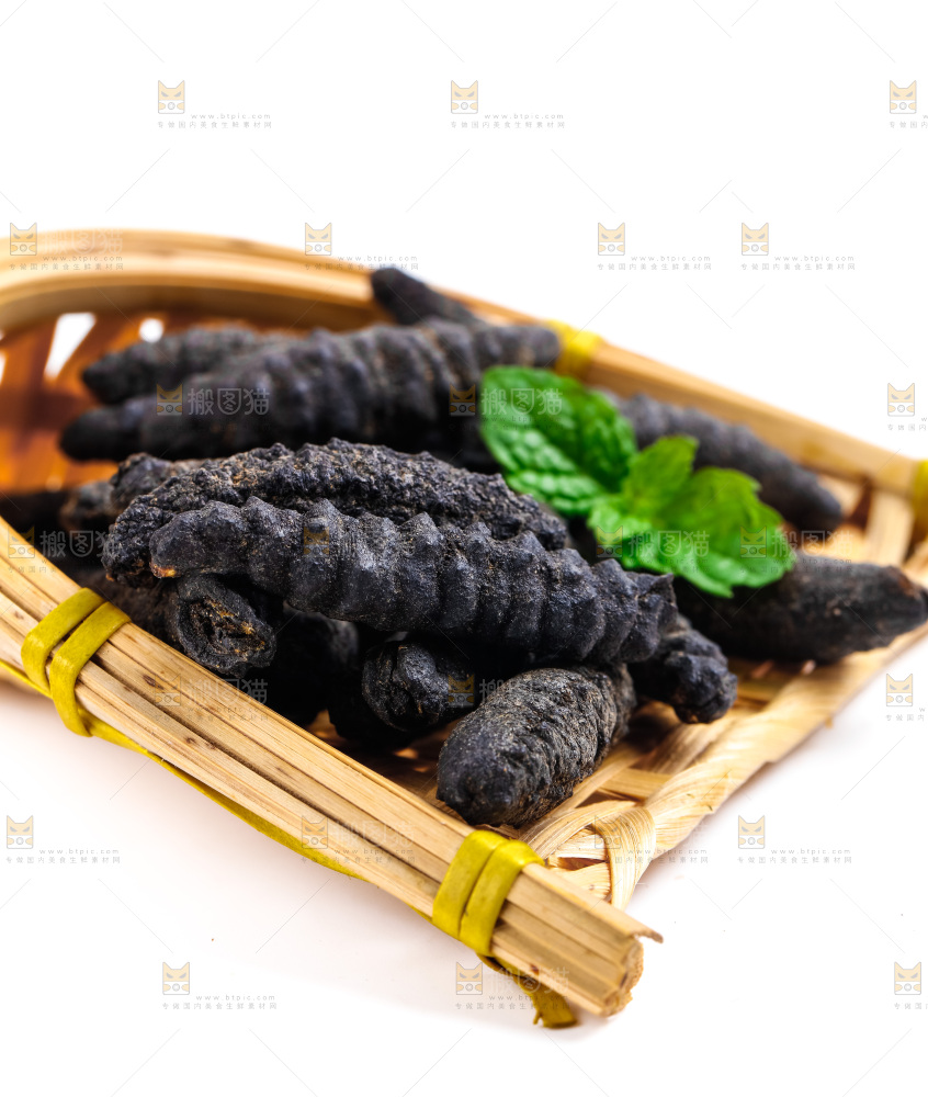 篮子里装着野生海参