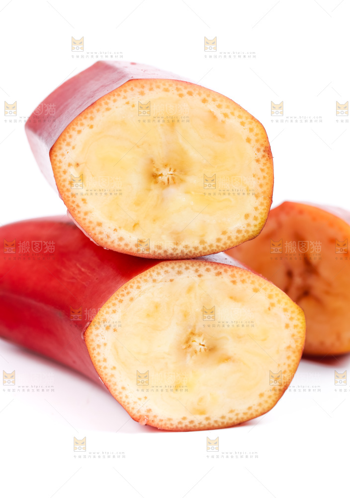 白底上摆放着红皮香蕉