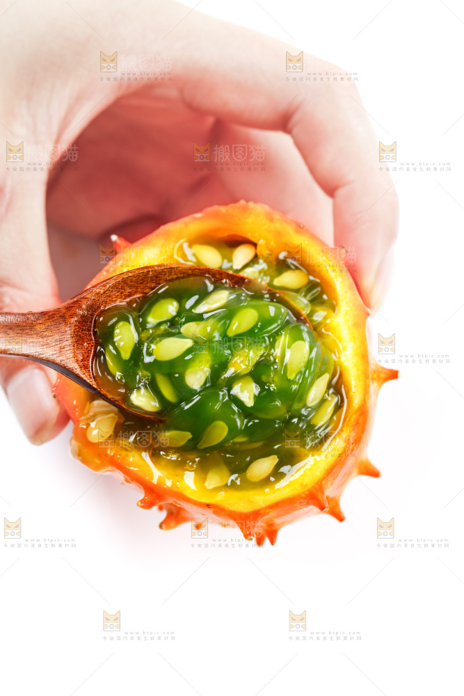 手里拿着火参果