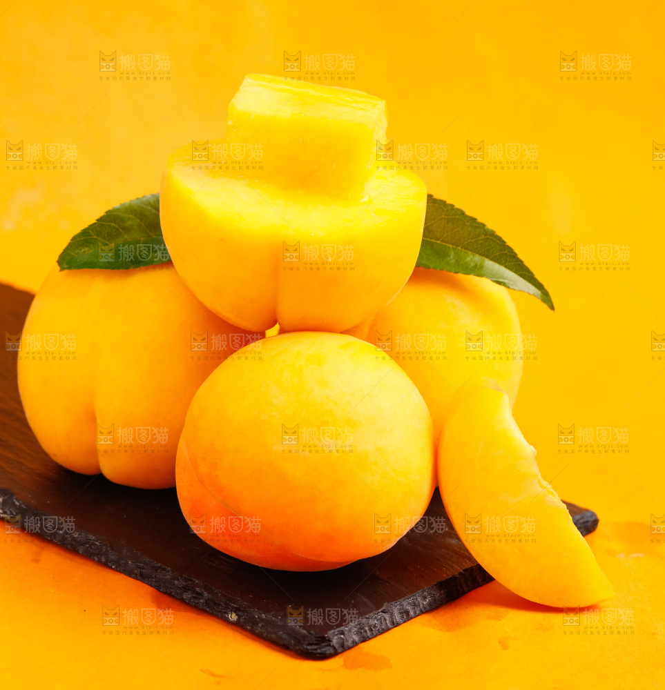 黑石板上放着黄桃