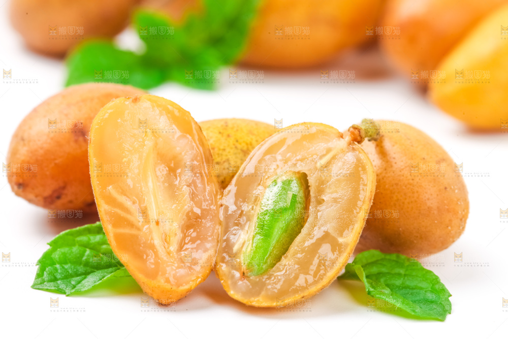 白底上摆放着黄皮果