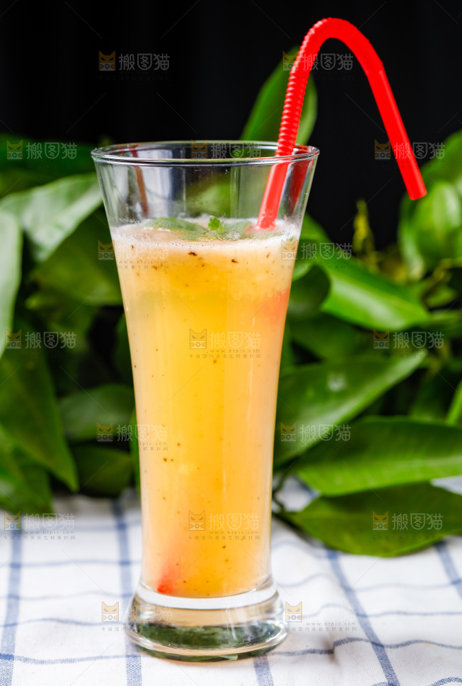 杯子里装着香蕉汁