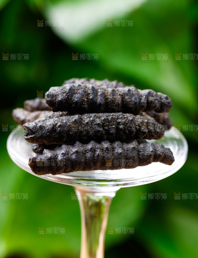 玻璃杯上放着天然海参