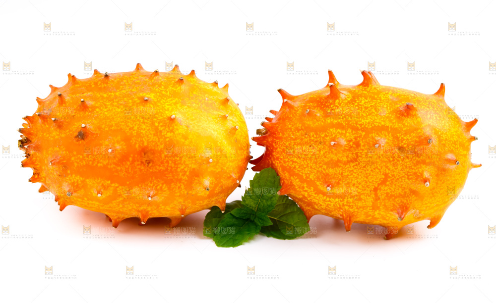 白底上摆放着非州火参果