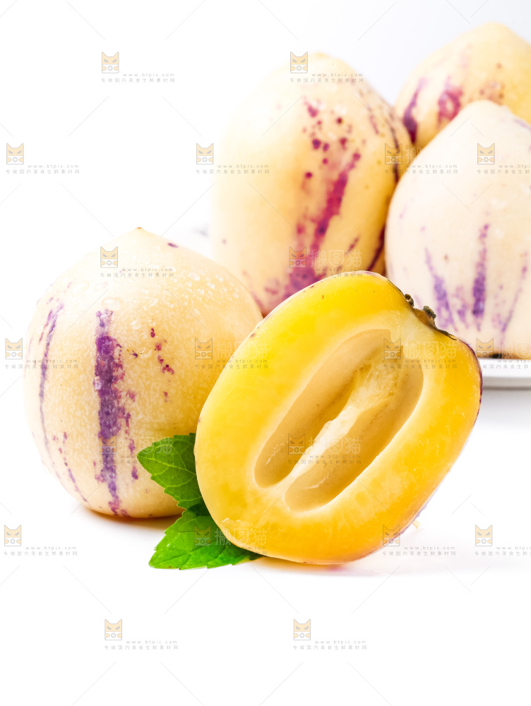 白底上放着新鲜人参果