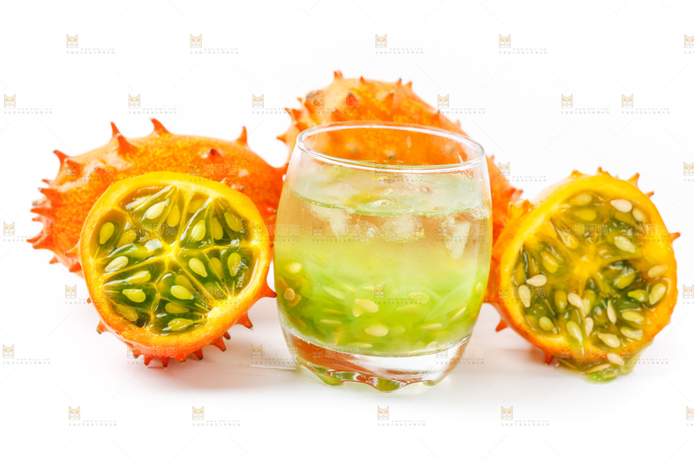 白底上放着火参果