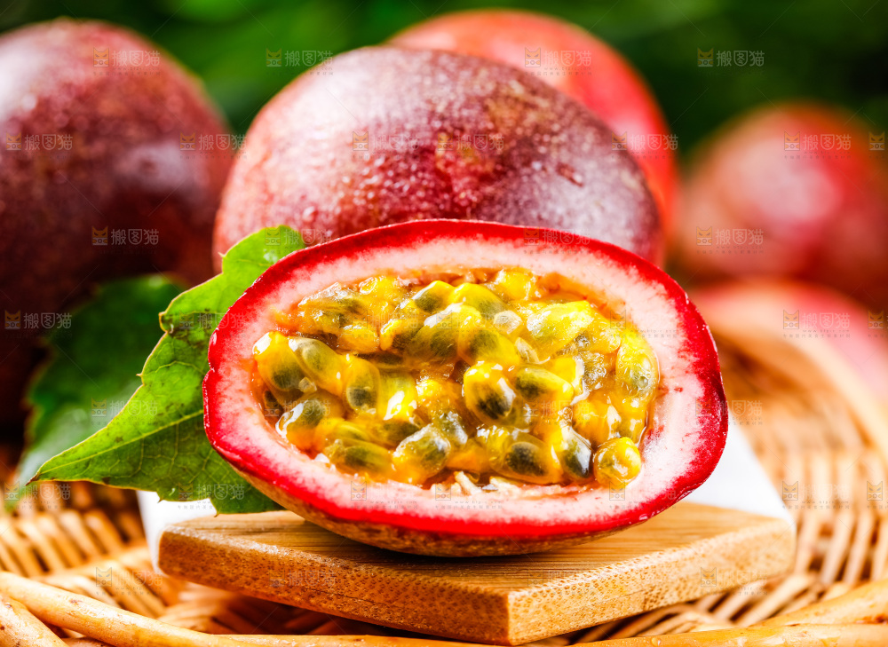 篮子上放着紫皮百香果