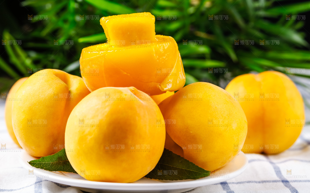 盘子里装着黄肉毛桃