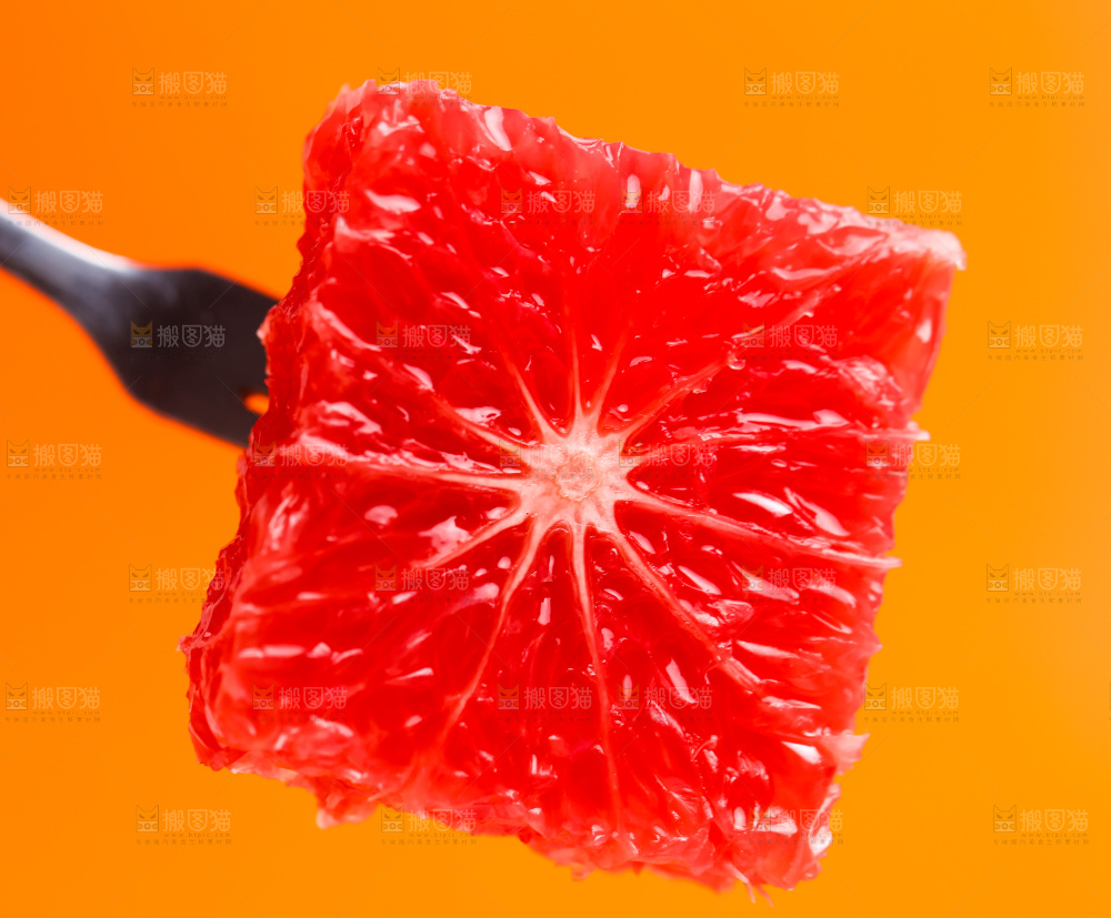 叉子叉着一块葡萄柚