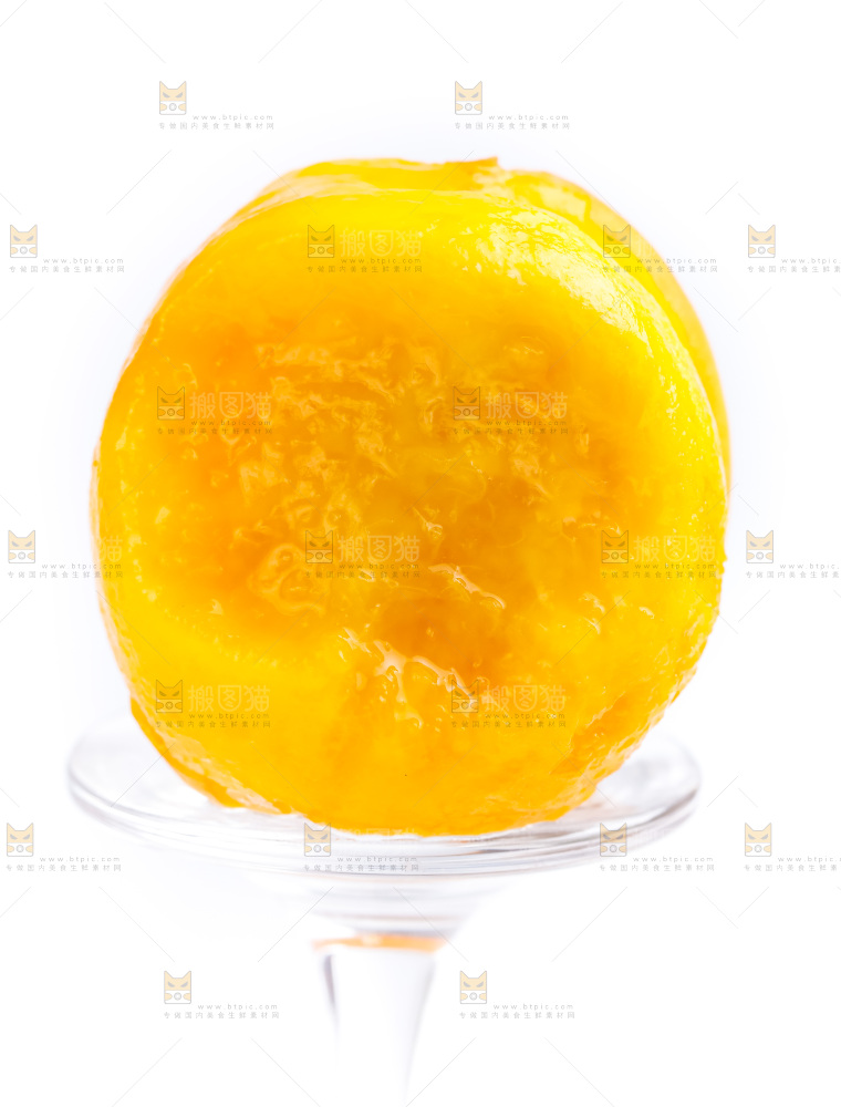 玻璃杯上放着黄桃