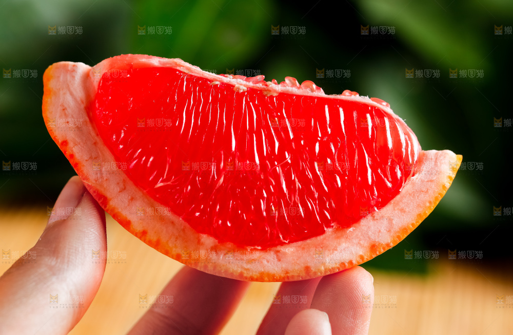 手里拿着红肉柚子
