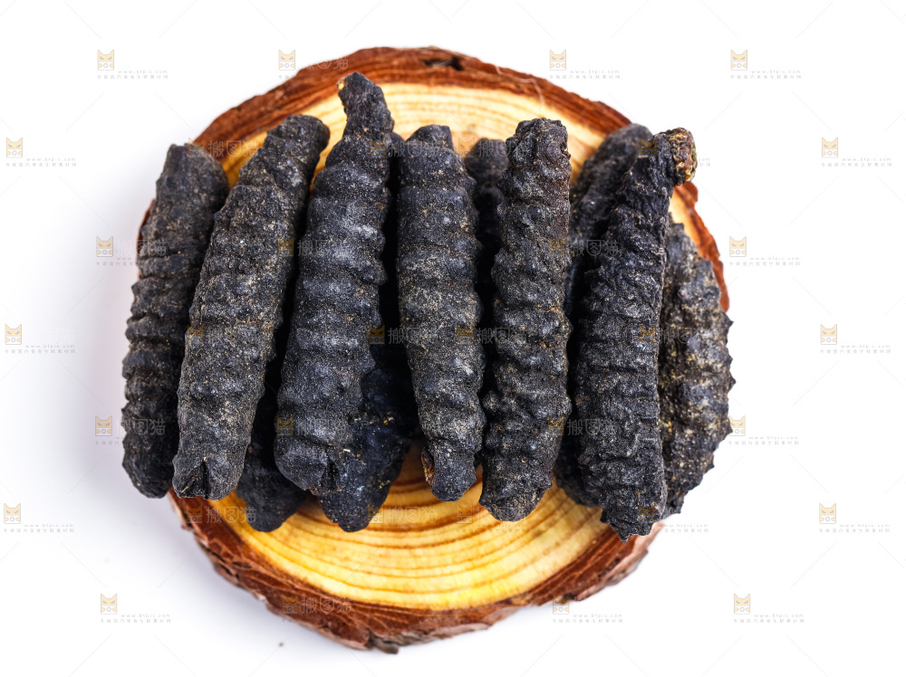 木底上放着野生海参