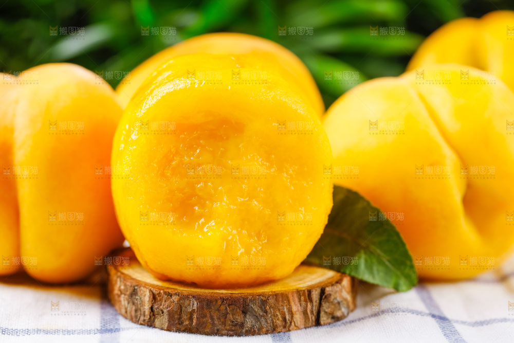 格子底上放着黄肉毛桃