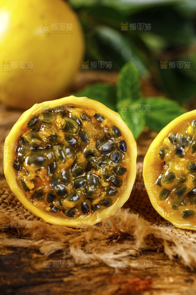 深底上摆放着黄金百香果