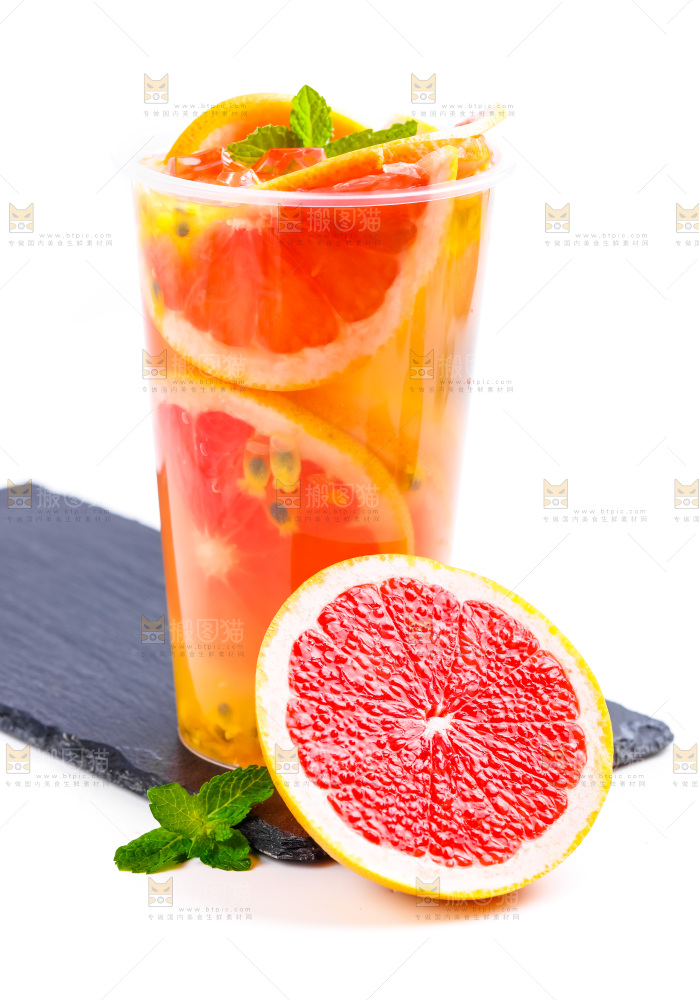 黑石板上放着一杯西柚果汁