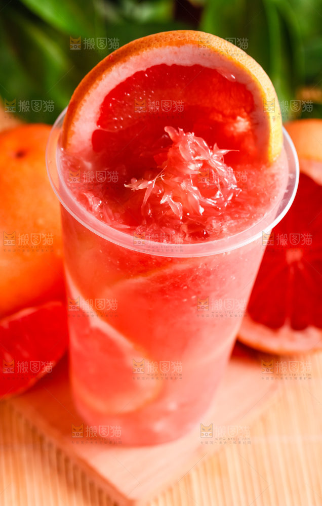 杯子里装着西柚果汁