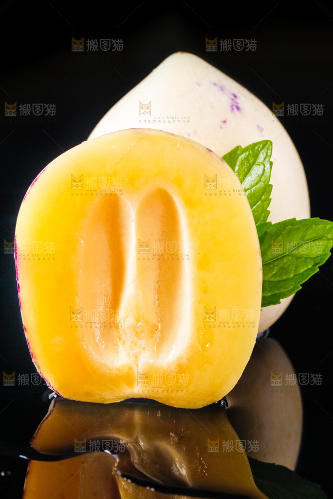 黑底上摆放着甘肃民勤人参果