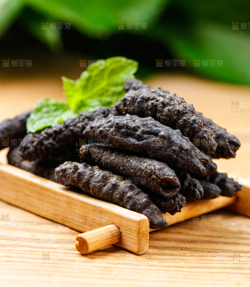 木盒里装着刺参