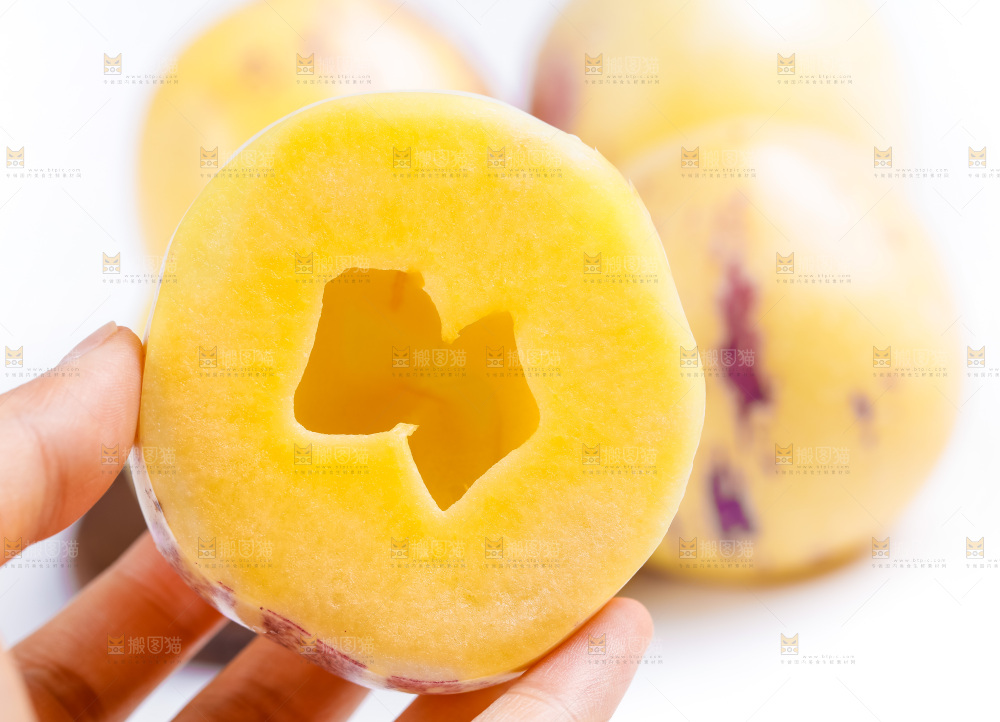 白底上摆放着甘肃民勤人参果