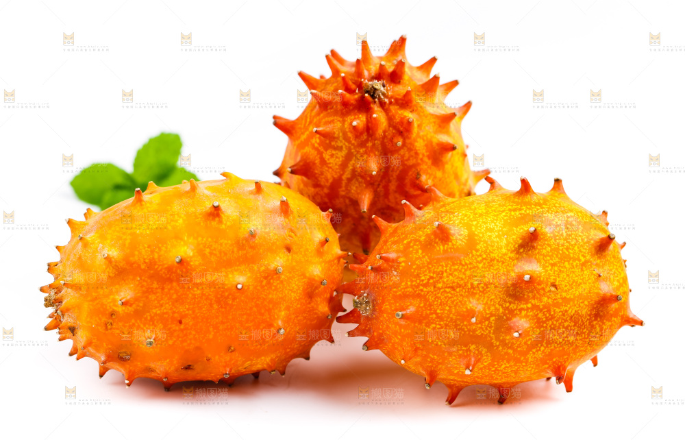 白底上摆放着非州火参果