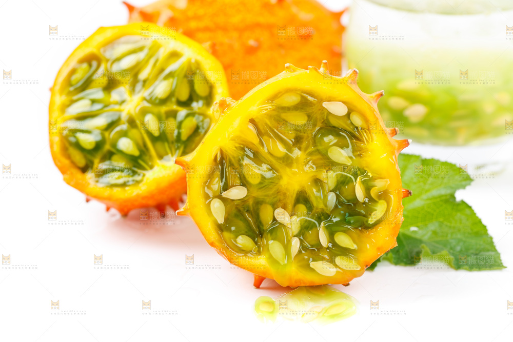 白底上放着火参果