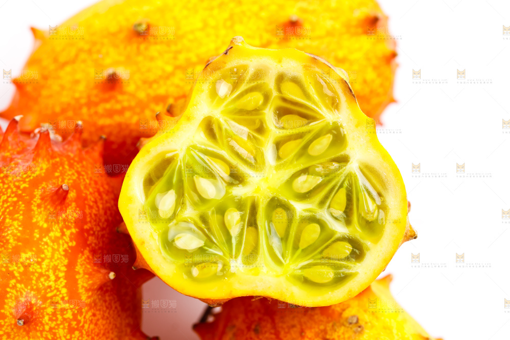 白底上摆放着非州火参果