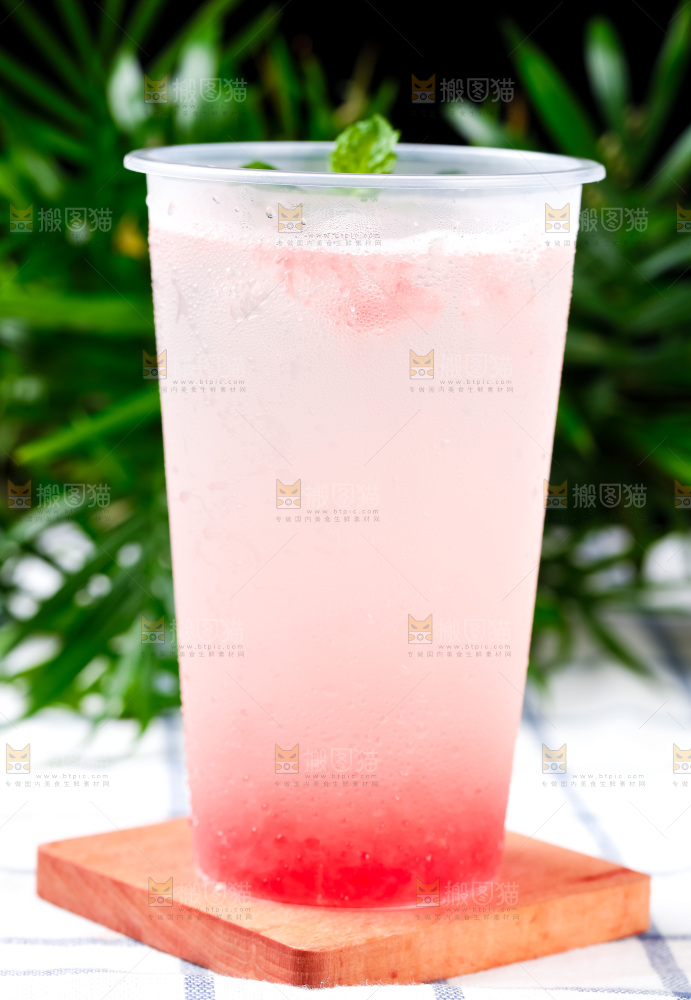 杯子里装着西柚果汁
