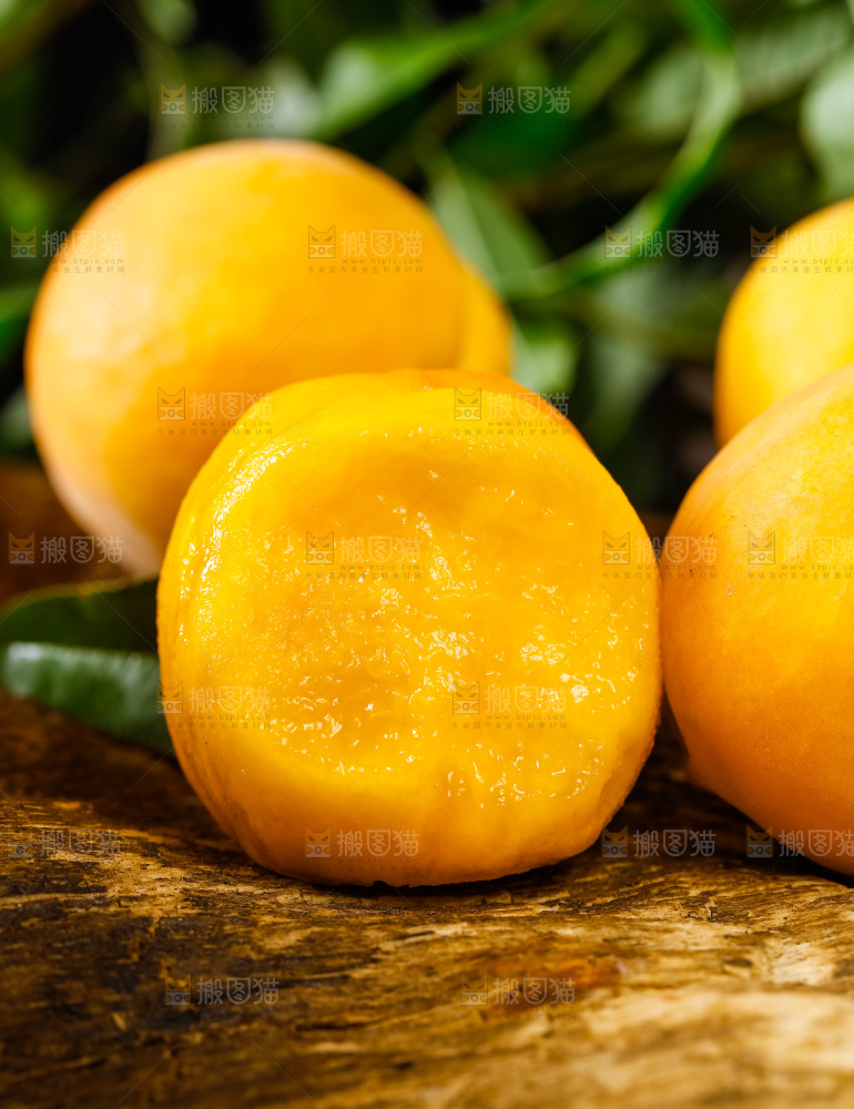 深底上摆放着黄桃