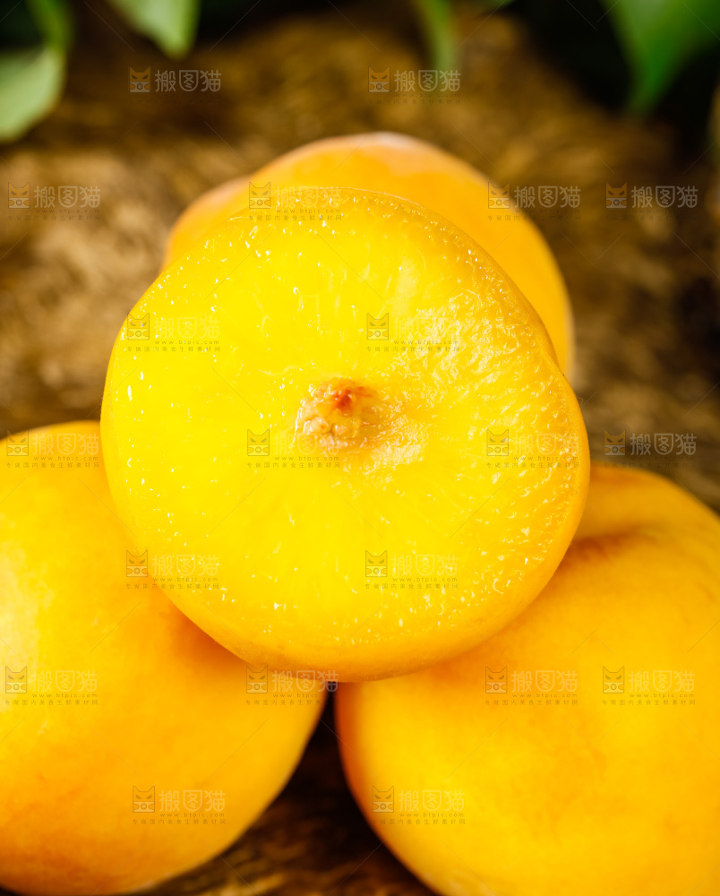 深底上摆放着黄桃