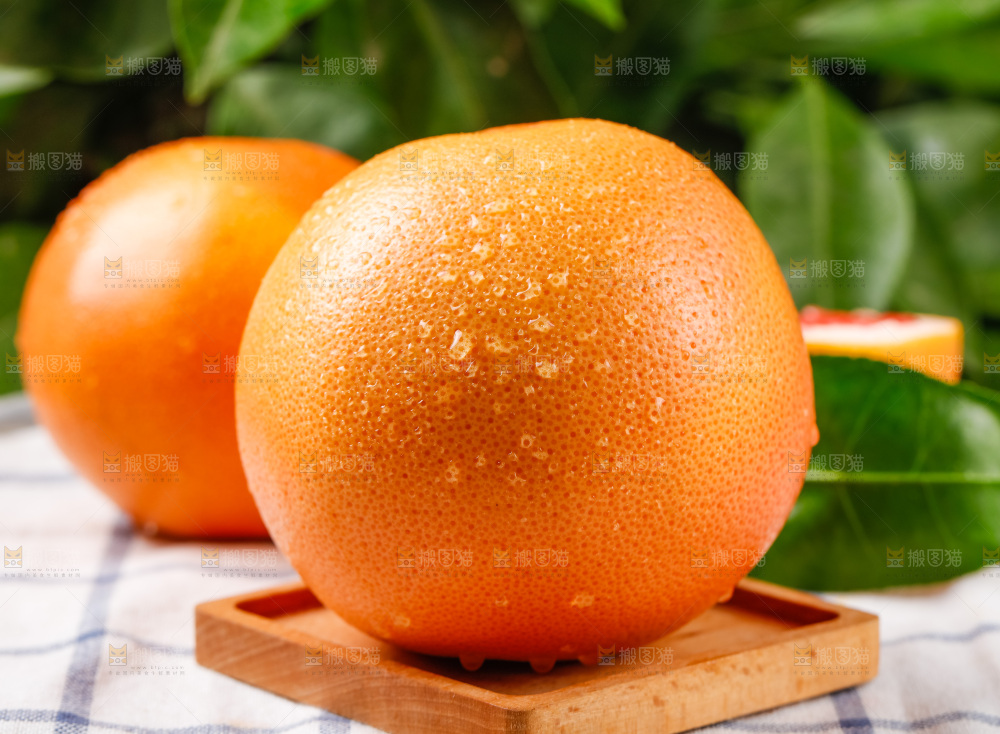 格子底上放着红心西柚