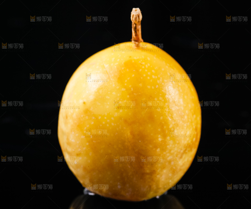 黑底上摆放着广西黄金百香果