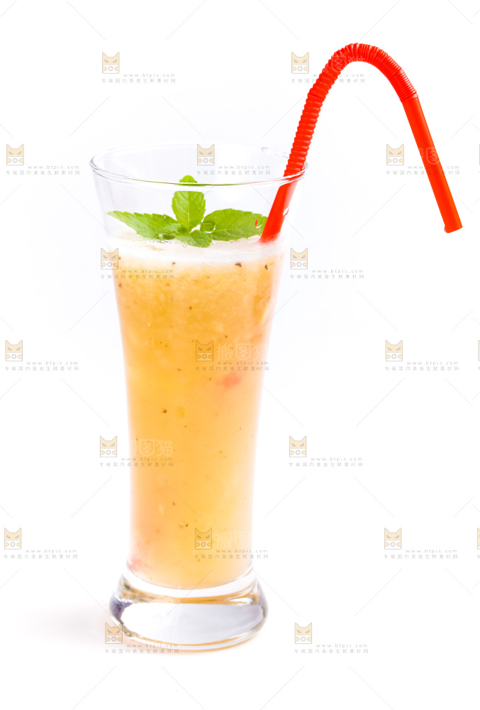 杯子里装着香蕉汁