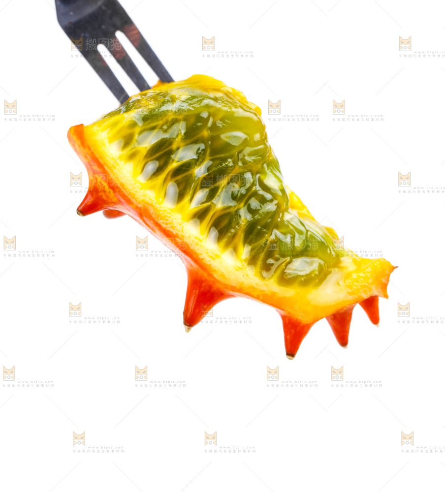 叉子叉着一块刺角瓜
