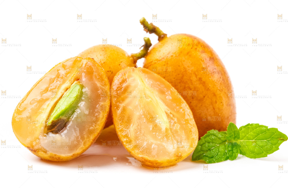 白底上摆放着鸡心黄皮果