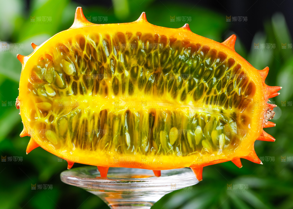 琉璃杯上放着海参果