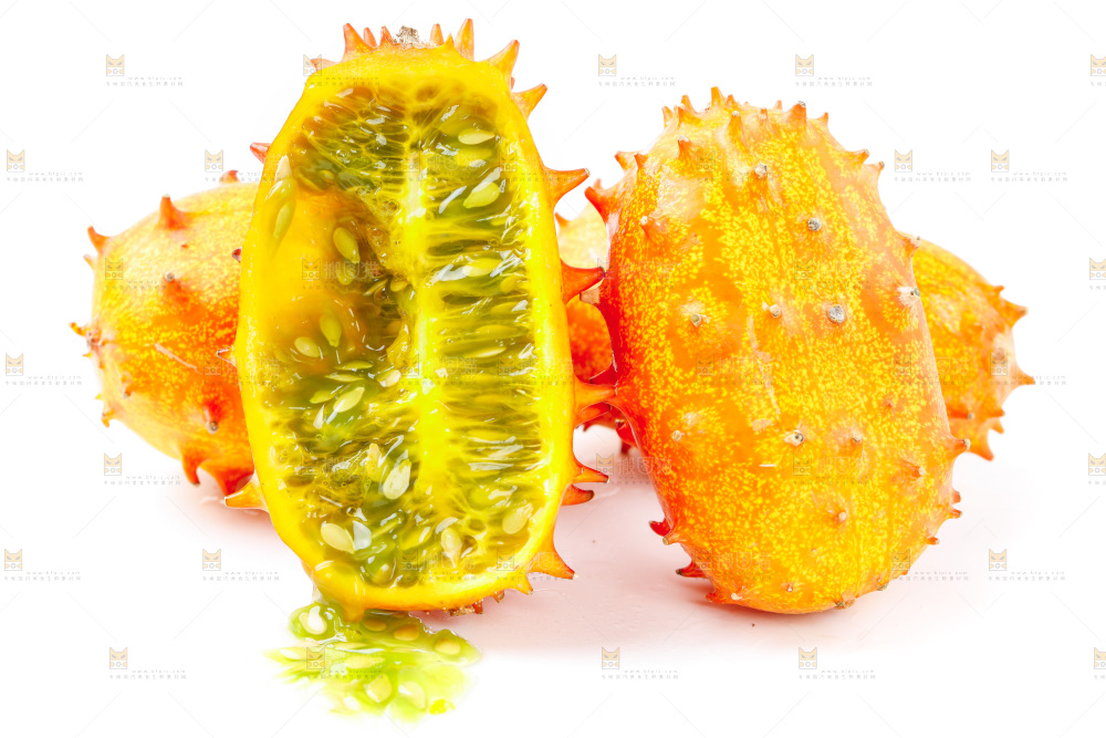 白底上放着火参果