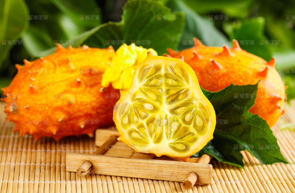 木底上摆放着火参果
