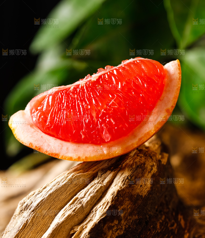 深底上摆放着红肉葡萄柚