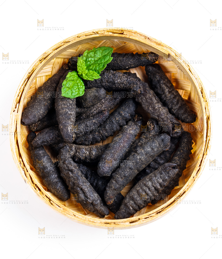 篮子里装着野生海参