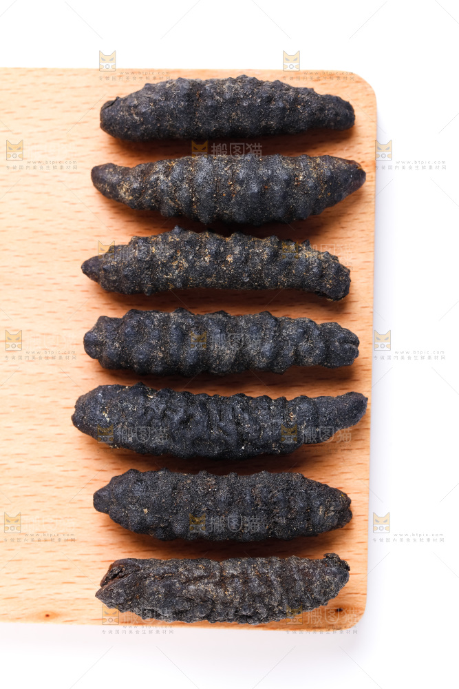 木底上放着野生海参