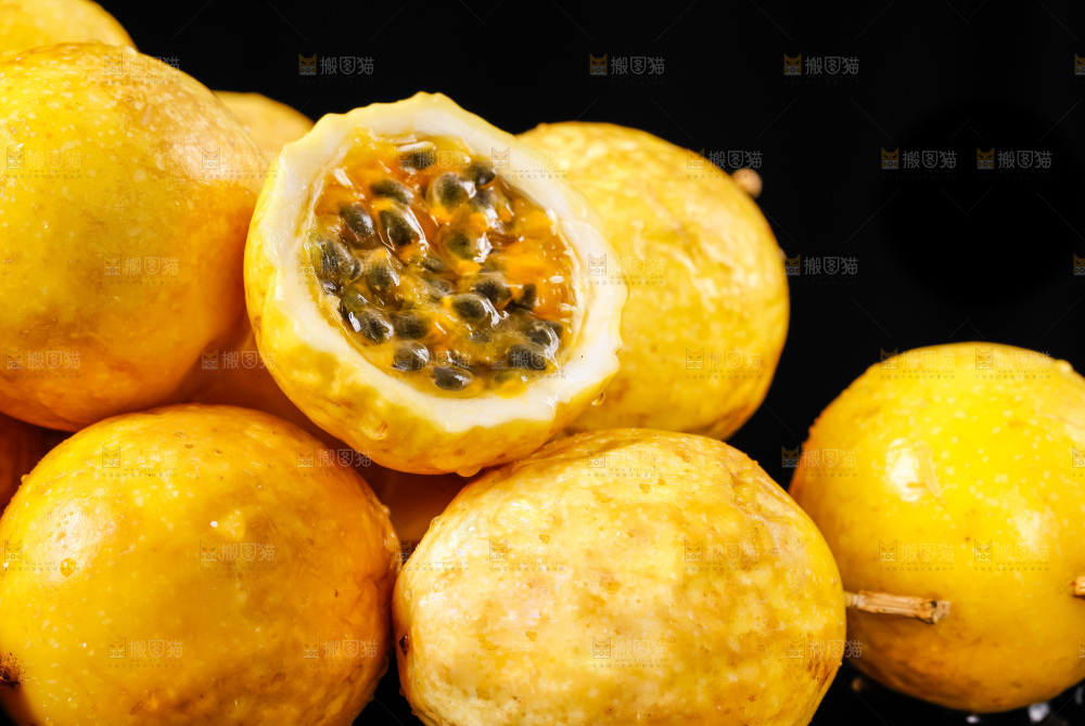 摆放着一堆的百香果