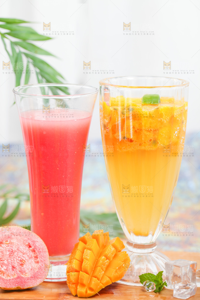 杯子里装着芒果果汁和芭乐果汁