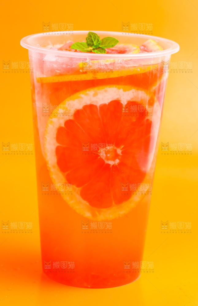 杯子里装着西柚果汁