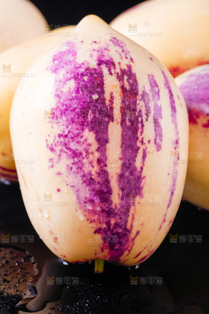 黑底上摆放着人参果