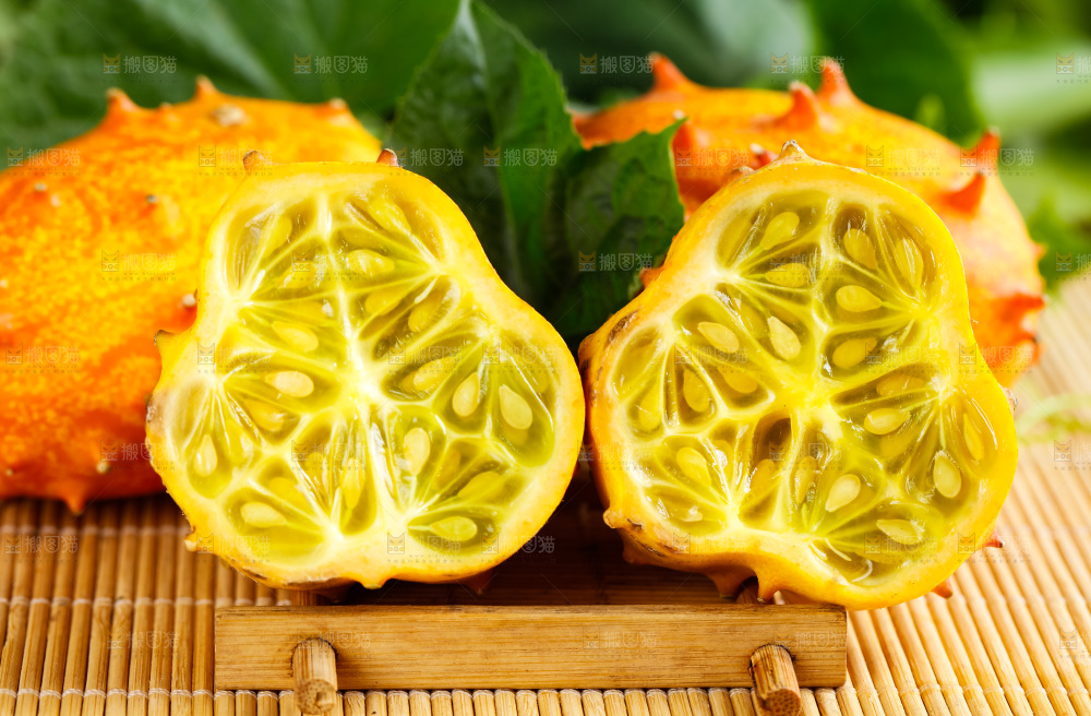 木底上摆放着火参果