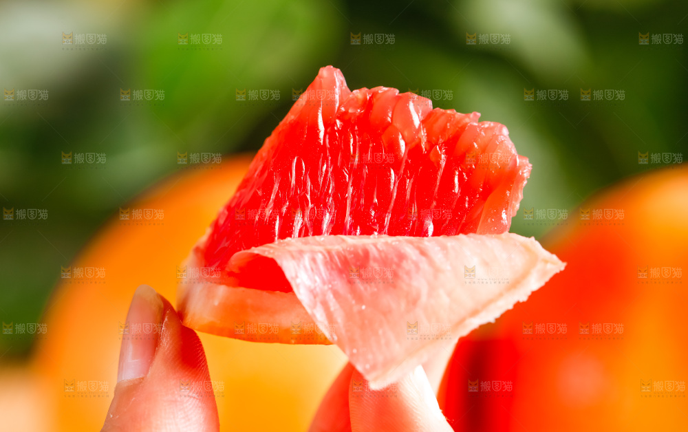 手里拿着红心西柚