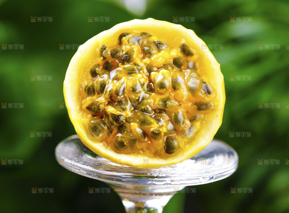 玻璃杯上放着黄皮百香果