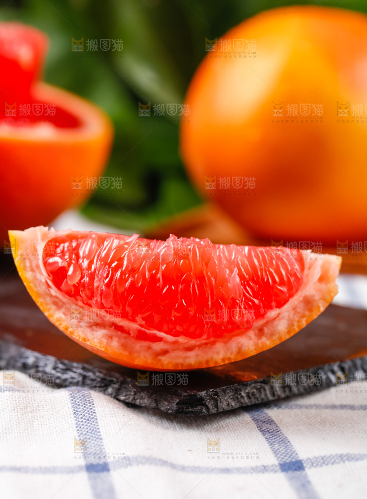 黑石板上放着葡萄柚